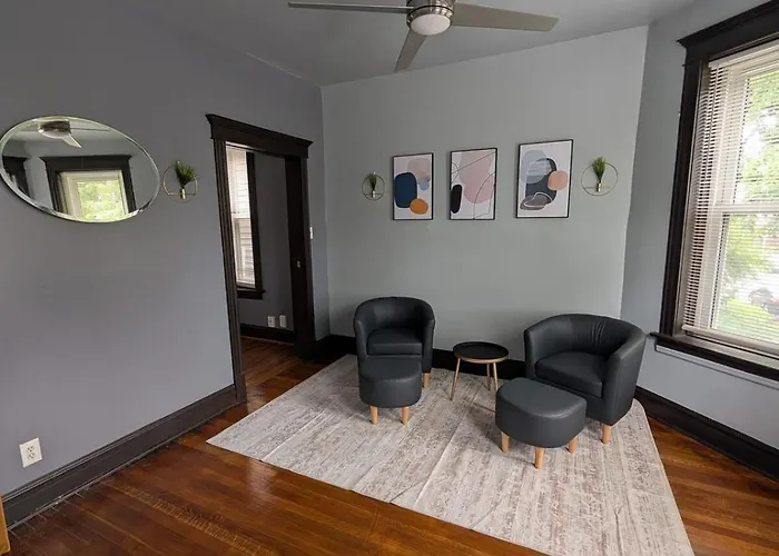 2bd 2ba W Office Near Obama Library & Museums Apartment