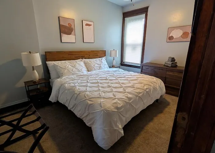 2bd 2ba W Office Near Obama Library & Museums Apartment Chicago