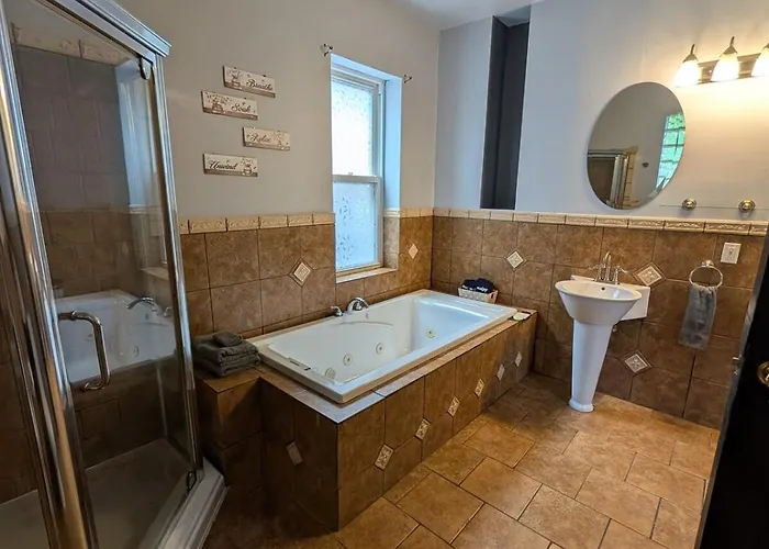 2bd 2ba W Office Near Obama Library & Museums Apartment