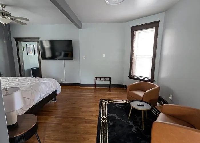 Apartment 2bd 2ba W Office Near Obama Library & Museums *